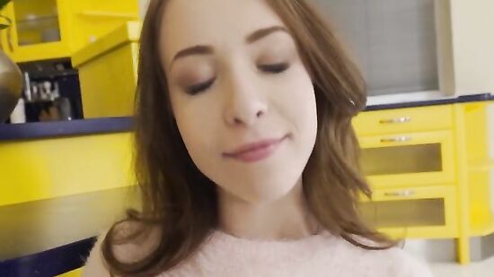 Дала потрогать грудь и по шликать себя сладко