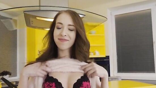 Дала потрогать грудь и по шликать себя сладко