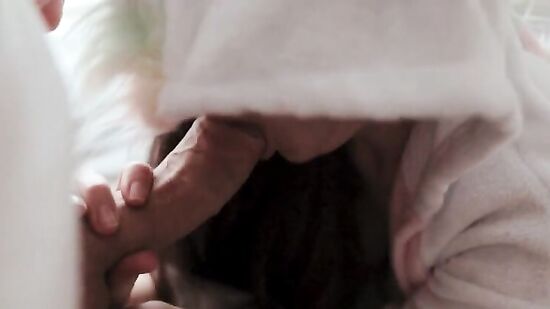 Домашний секс влюбленной парочки со спермой женушке на грудь