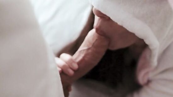 Домашний секс влюбленной парочки со спермой женушке на грудь