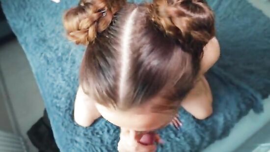 Русская милашка принимает член в бритую киску и сладко стонет во время секса с другом