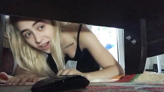 Соседка случайно застряла, а парень помог ей - как мог