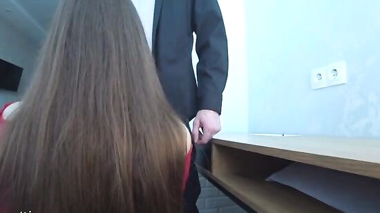 Студентка с пышной попкой заехала к преподу на секс