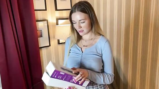 Подарил девушке новый вибратор и она его тестирует