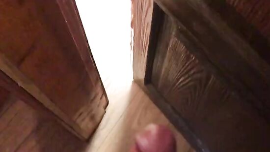 Молодая мачеха застряла в кровати без трусиков, а пасынок это увидел