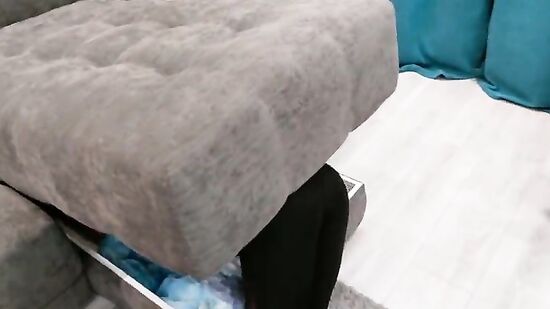 Парню повезло, сводная сестра застряла в диване