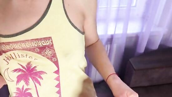 Девушка застряла в диване и изменила парню