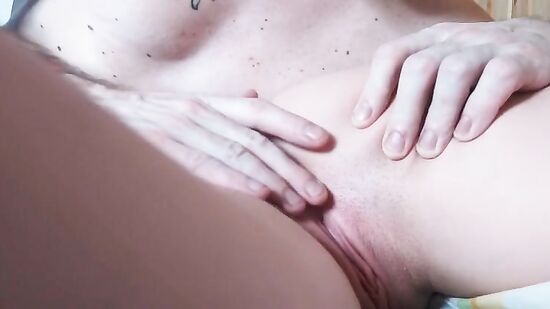 Смазал киску сладким кремом, чтобы было вкуснее лизать