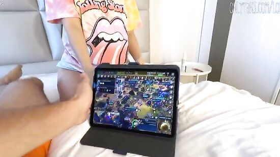 Не дала парню посидеть в планшете, потому что киска хочет секса