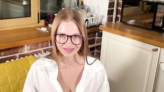 Молодая русская училка учит парня и принимает сперму на очки