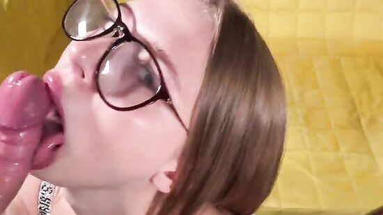 Молодая русская училка учит парня и принимает сперму на очки