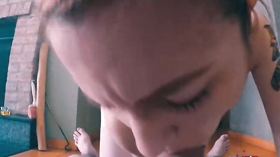 Приняла позу раком, чтобы парень присунул по быстрее