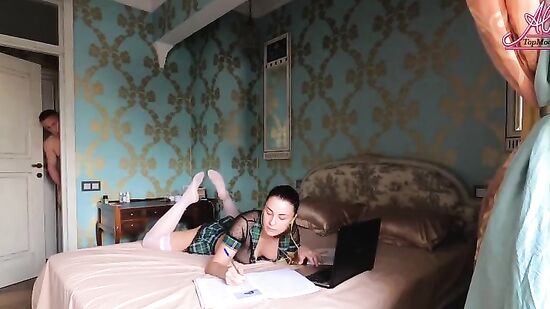 Девушка даже не догадывается, что голый парень дрочит у неё за спиной