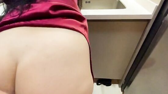 Жена моет посуду на кухне, а муж пристаёт