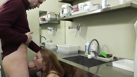 Медсестру ебут на работе, пока она не в отношениях