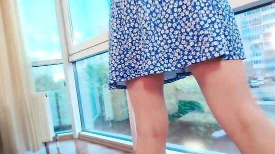 Девушка не боится, что люди увидят, как парень трахает её у панорамного окна