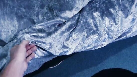 Дрочил на спящую подругу, когда она была в гостях