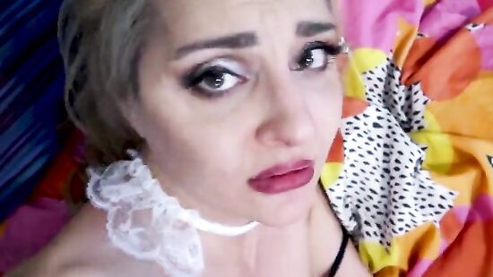 Русская горничная, не только убирает, но и занимается сексом с хозяином