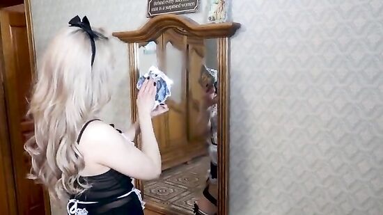 Русская горничная, не только убирает, но и занимается сексом с хозяином