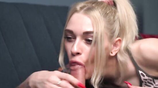 Захотела секса с самого утра и полезла к спящему парню в трусы