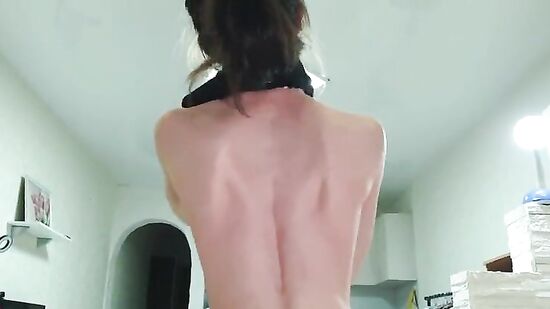 Возбудила киску подушкой, перед тем как дать её трахнуть