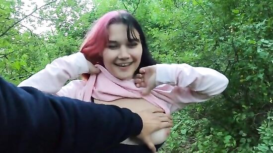 Проспорила, пришлось показать свою грудь