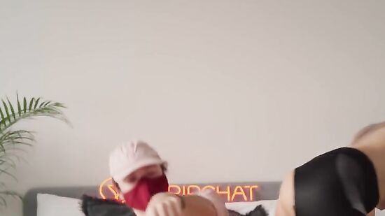 Доставщик пиццы обкончал красивую киску красивой Евы Эльфи, прямо у неё на стриме