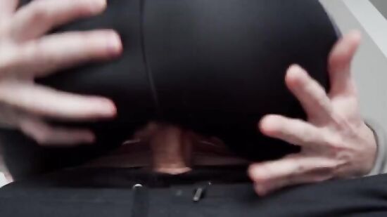 Доставщик пиццы обкончал красивую киску красивой Евы Эльфи, прямо у неё на стриме