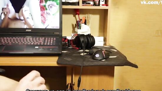 Русская сводная сестра избавила брата от недотраха, когда он смотрел порно