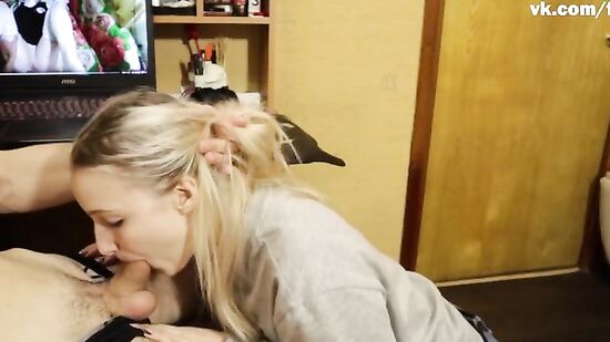 Русская сводная сестра избавила брата от недотраха, когда он смотрел порно