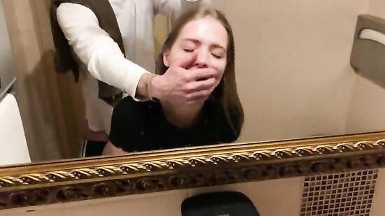 Быстрый секс с молодой русской фитоняшкой во время занятия в зале