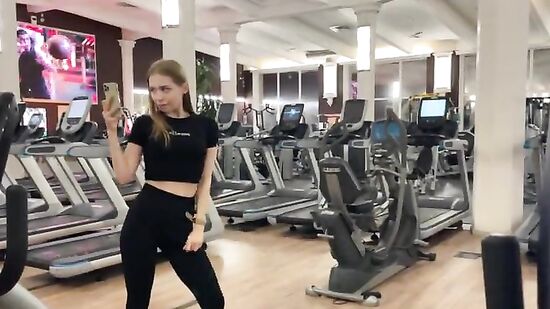 Быстрый секс с молодой русской фитоняшкой во время занятия в зале