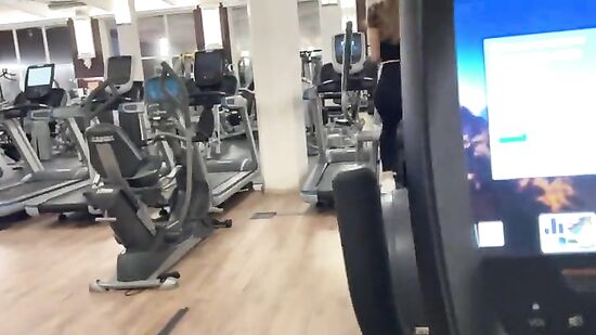 Быстрый секс с молодой русской фитоняшкой во время занятия в зале