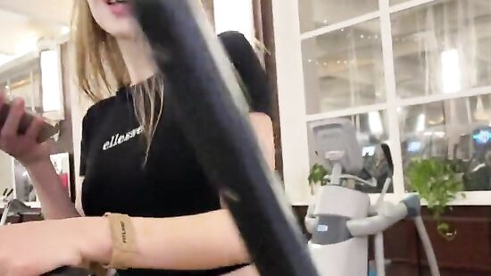 Быстрый секс с молодой русской фитоняшкой во время занятия в зале