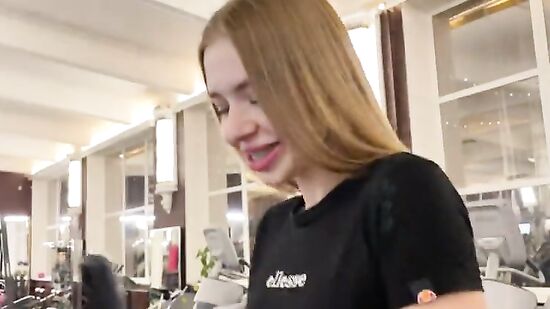 Быстрый секс с молодой русской фитоняшкой во время занятия в зале