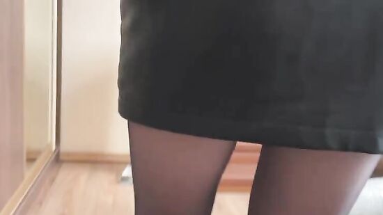 Подруга зашла в гости на быстрый секс и ушла домой в сперме на юбке