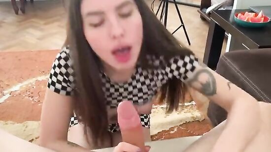 Женушка красиво сосет член и принимает сперму в ротик