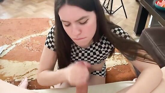 Женушка красиво сосет член и принимает сперму в ротик