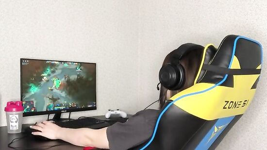 Весь день играла в Доту, а уже под вечер захотела подрочить