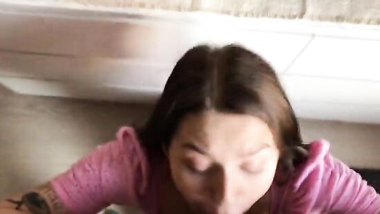 Молодая красотка сладко стонет и делает парню классный минет со спермой на ротик