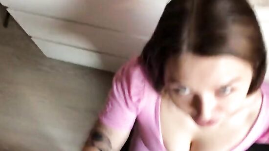 Молодая красотка сладко стонет и делает парню классный минет со спермой на ротик