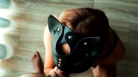 Русская женщина делает минет в маске, хоть лицо её уже давно все видели