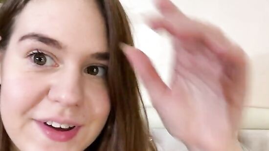 Замужняя пара пригласила молодую шаловливую сучку на секс втроём