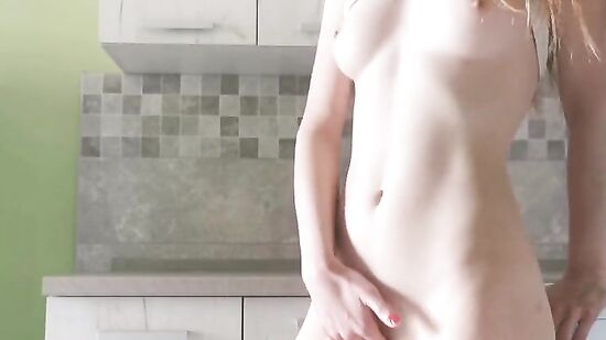 Нежная девушка светит красивой-бритой киской для Вас!