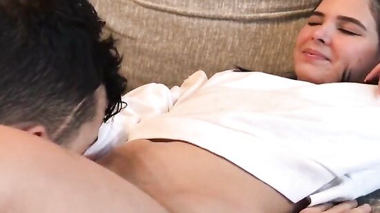 Парню явно нравится лизать, особенно когда подруга держит его за волосы