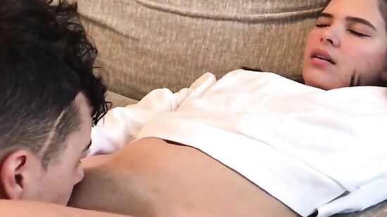 Парню явно нравится лизать, особенно когда подруга держит его за волосы