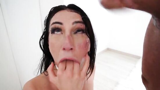 Невероятный глубокий минет со слюнями от опытной шлюшки