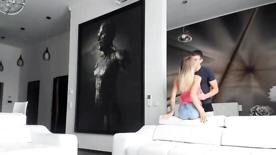 Он ей лижет, а она ему сосет - красивый секс в позе 69