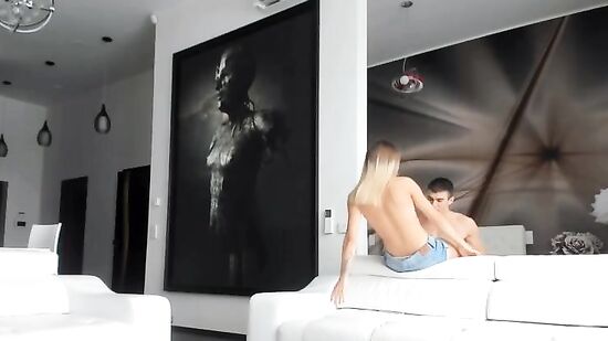 Он ей лижет, а она ему сосет - красивый секс в позе 69