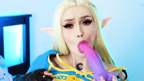 Зельда больше не может терпеть и хочет твердого члена в мокрую-розовую киску